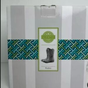 I’m moving to a small living space and saleing my scensty warmer for 35